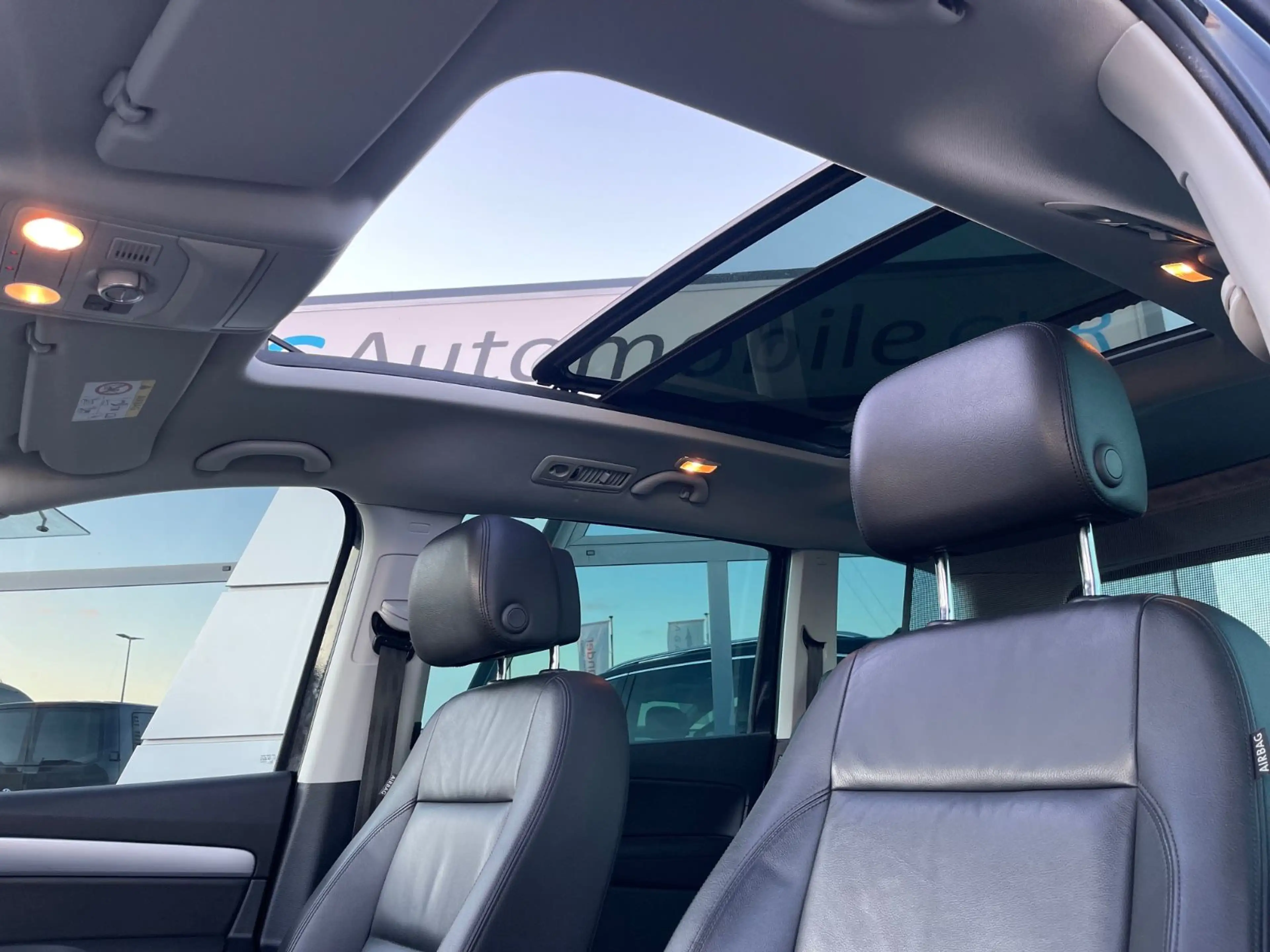 Volkswagen Sharan 2.0 TDI DSG Highline Panorama Dynaudio — photo 14