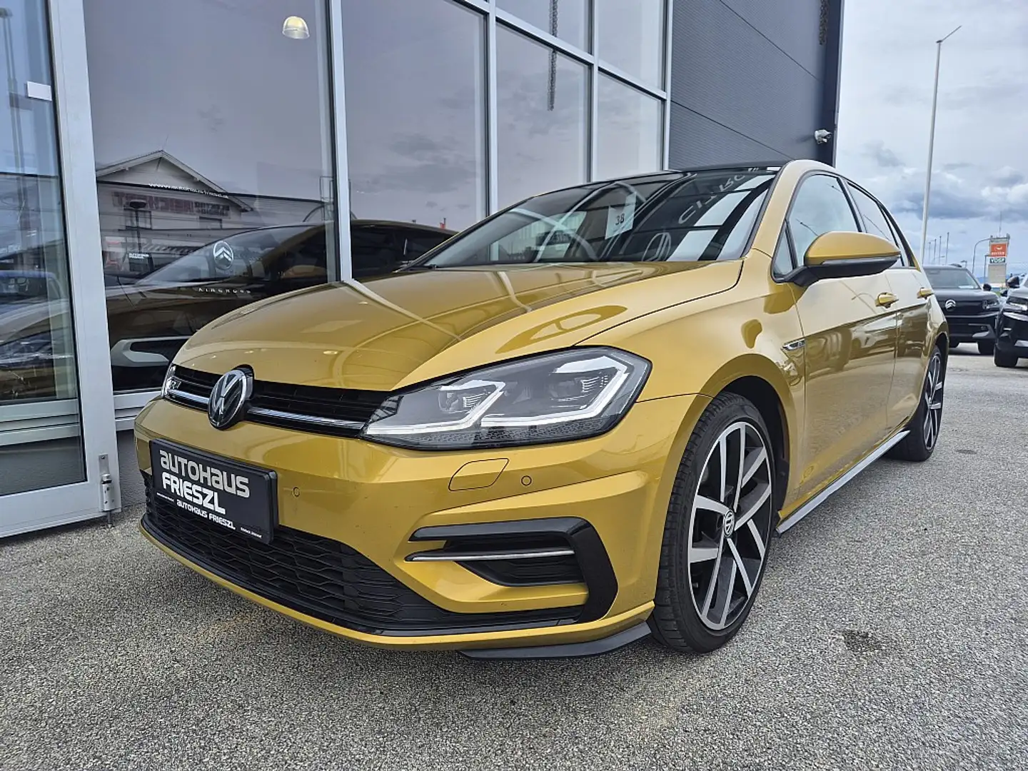 Volkswagen Golf Highline 1,6 TDI Arany - 1