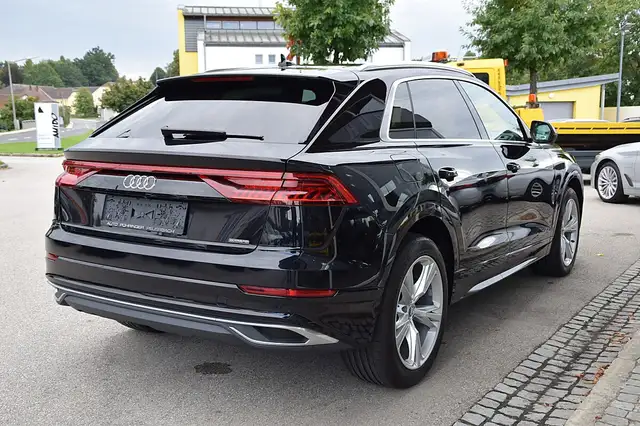 Audi Q8 view 3