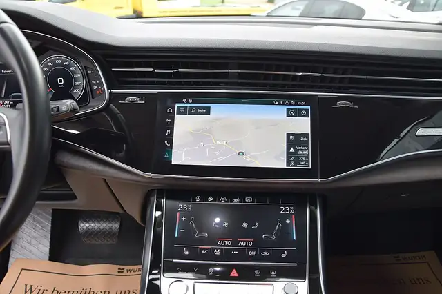Audi Q8 view 10