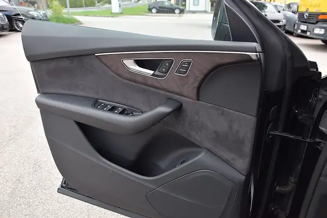 Audi Q8 view 12