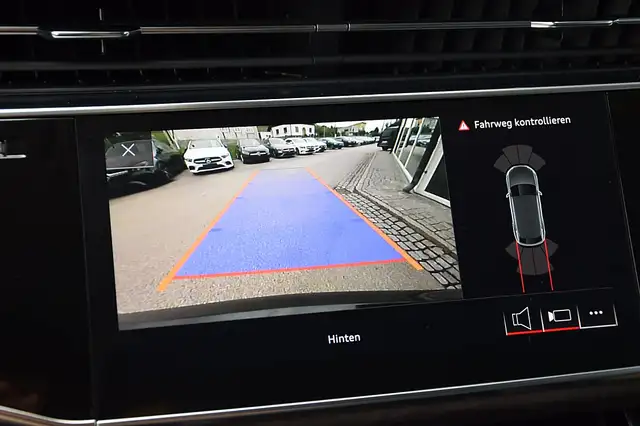 Audi Q8 view 13
