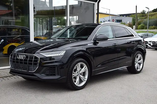 Audi Q8 view 2