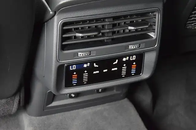 Audi Q8 view 4
