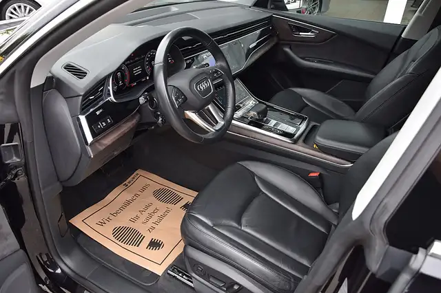 Audi Q8 view 5