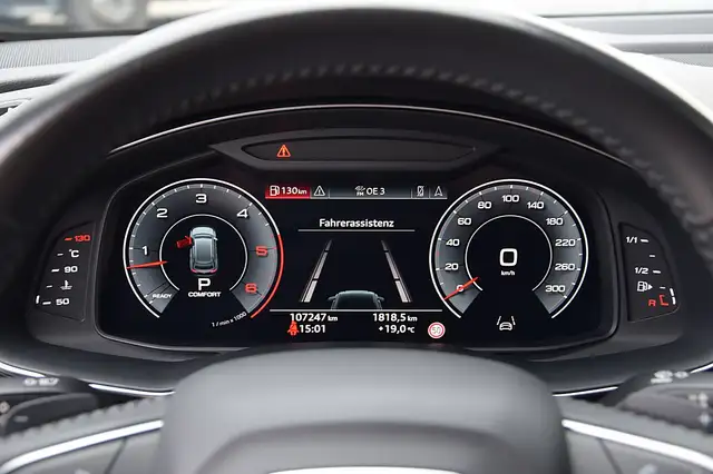 Audi Q8 view 9