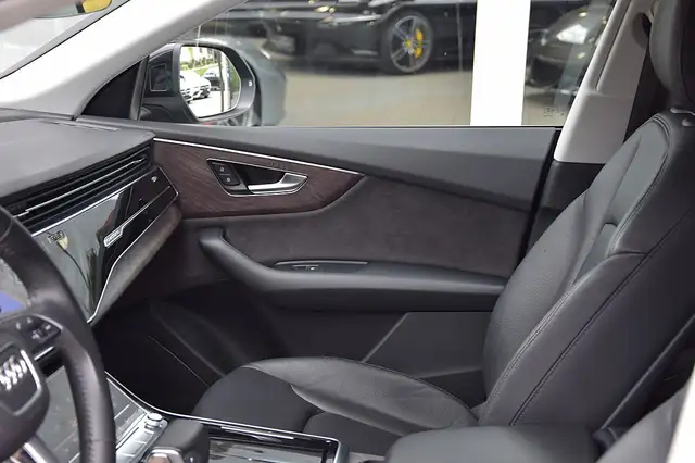 Audi Q8 view 6