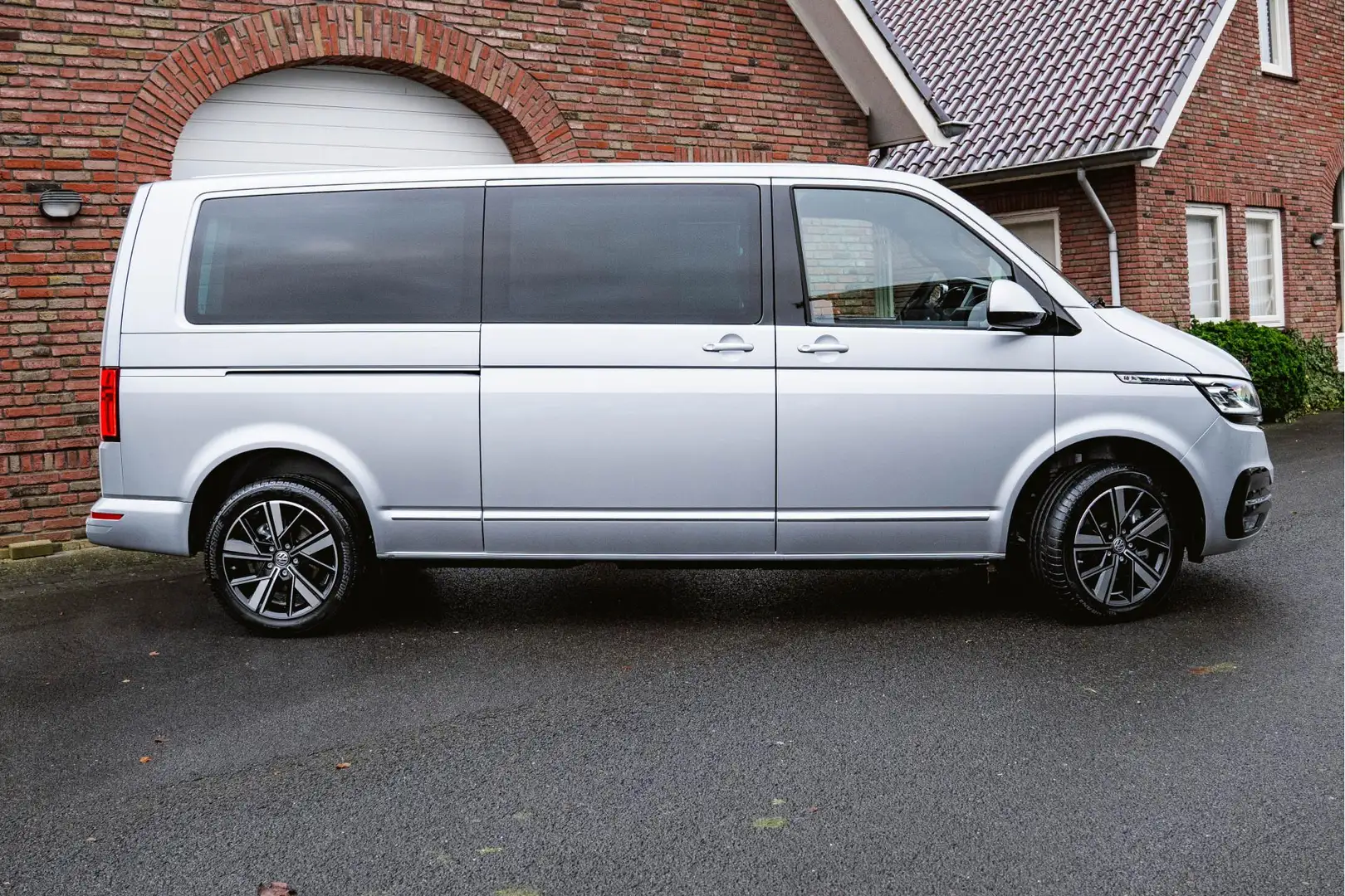 Volkswagen T6.1 Caravelle Caravelle 204pk Highline 4-MOTION DSG L2H1 ACC | L - 2