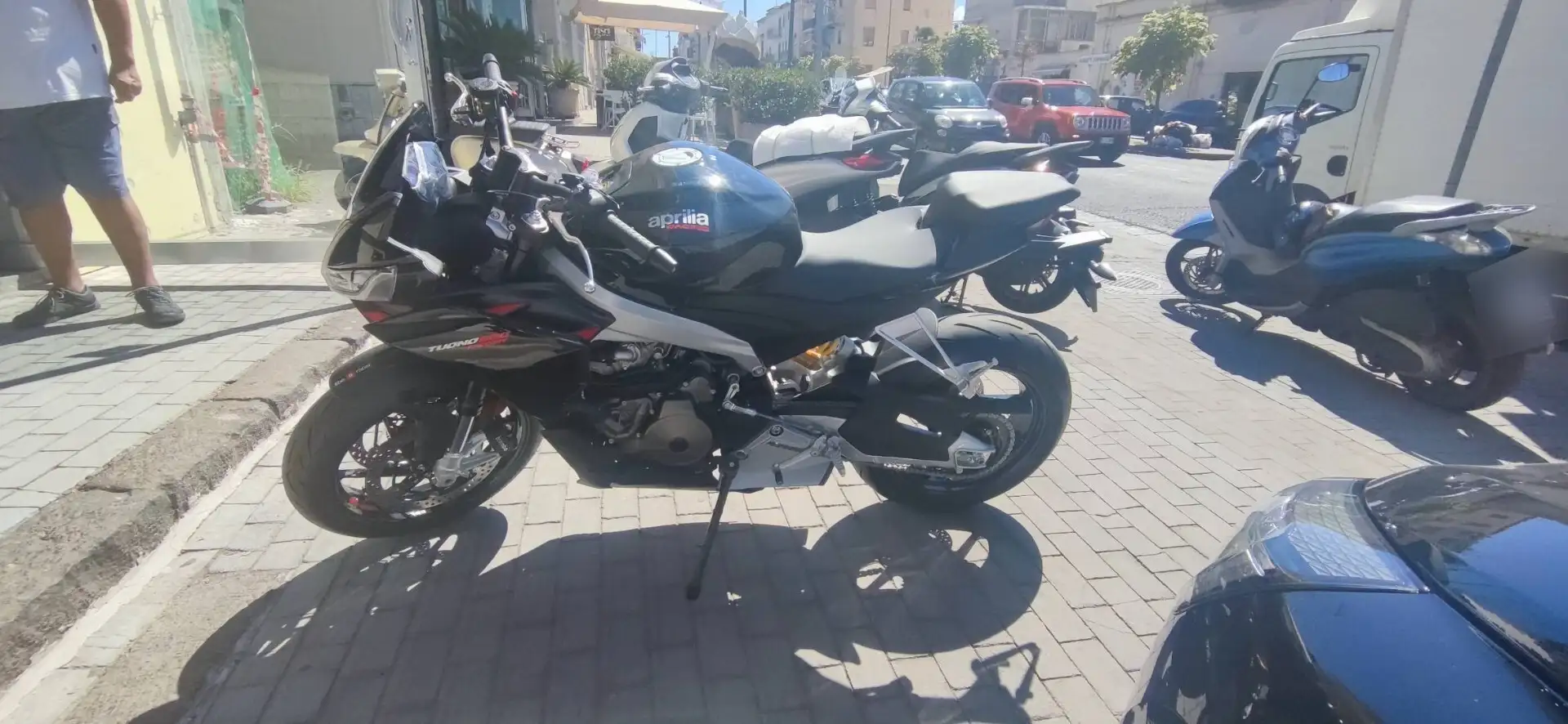 Aprilia Tuono Zwart - 1