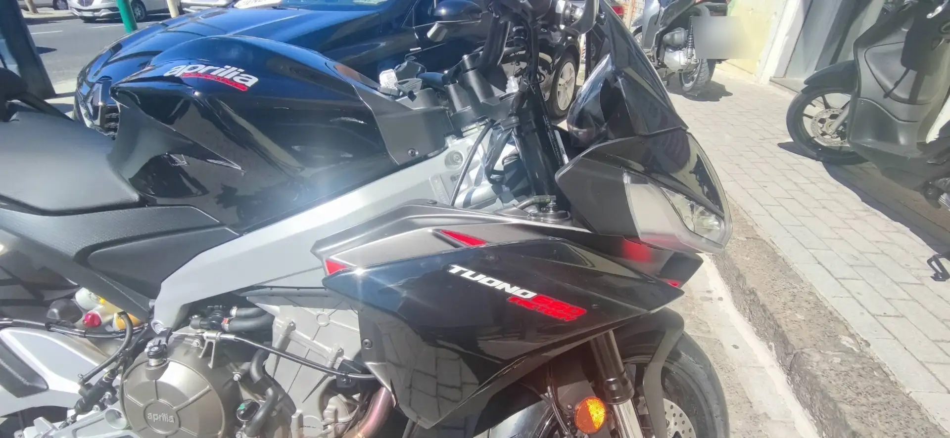 Aprilia Tuono Zwart - 2