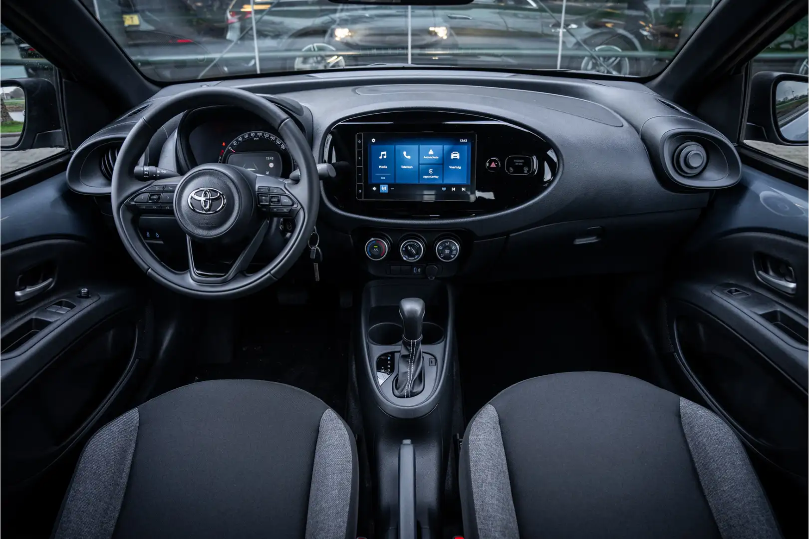 Toyota Aygo X 1.0 VVT-i S-CVT Play ** Navigatie ** Camera ** LM Schwarz - 2