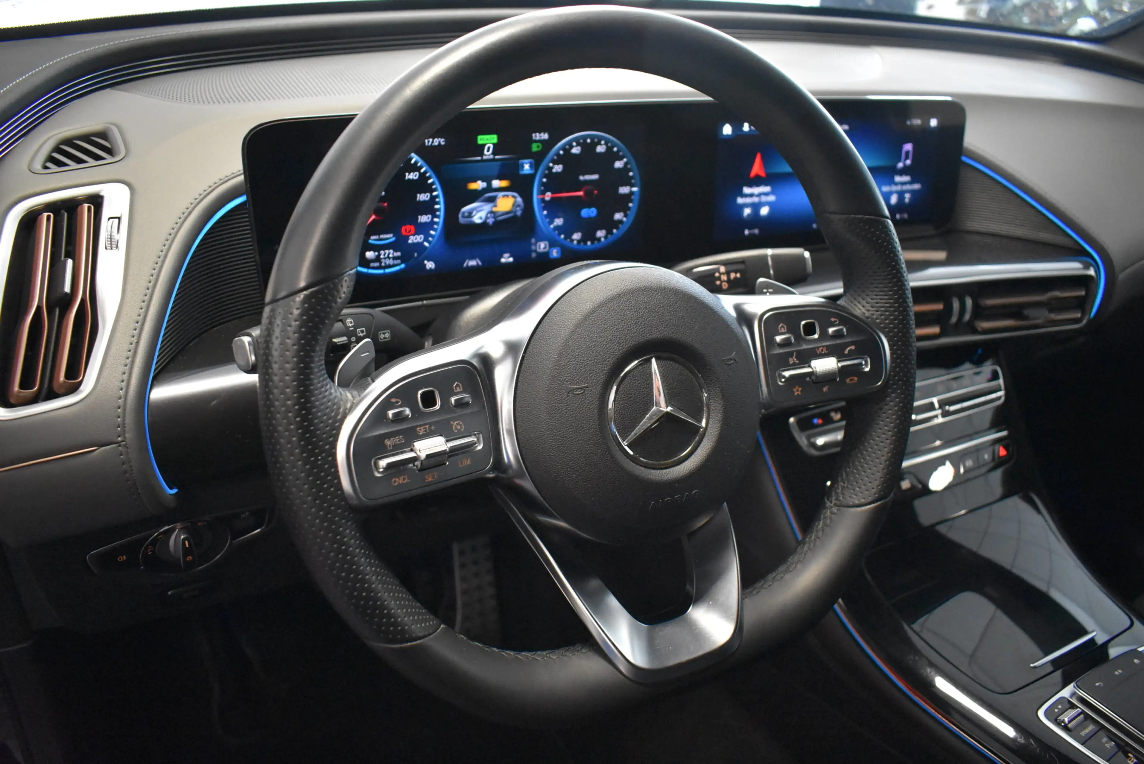 Mercedes-Benz EQC 400 — photo 13