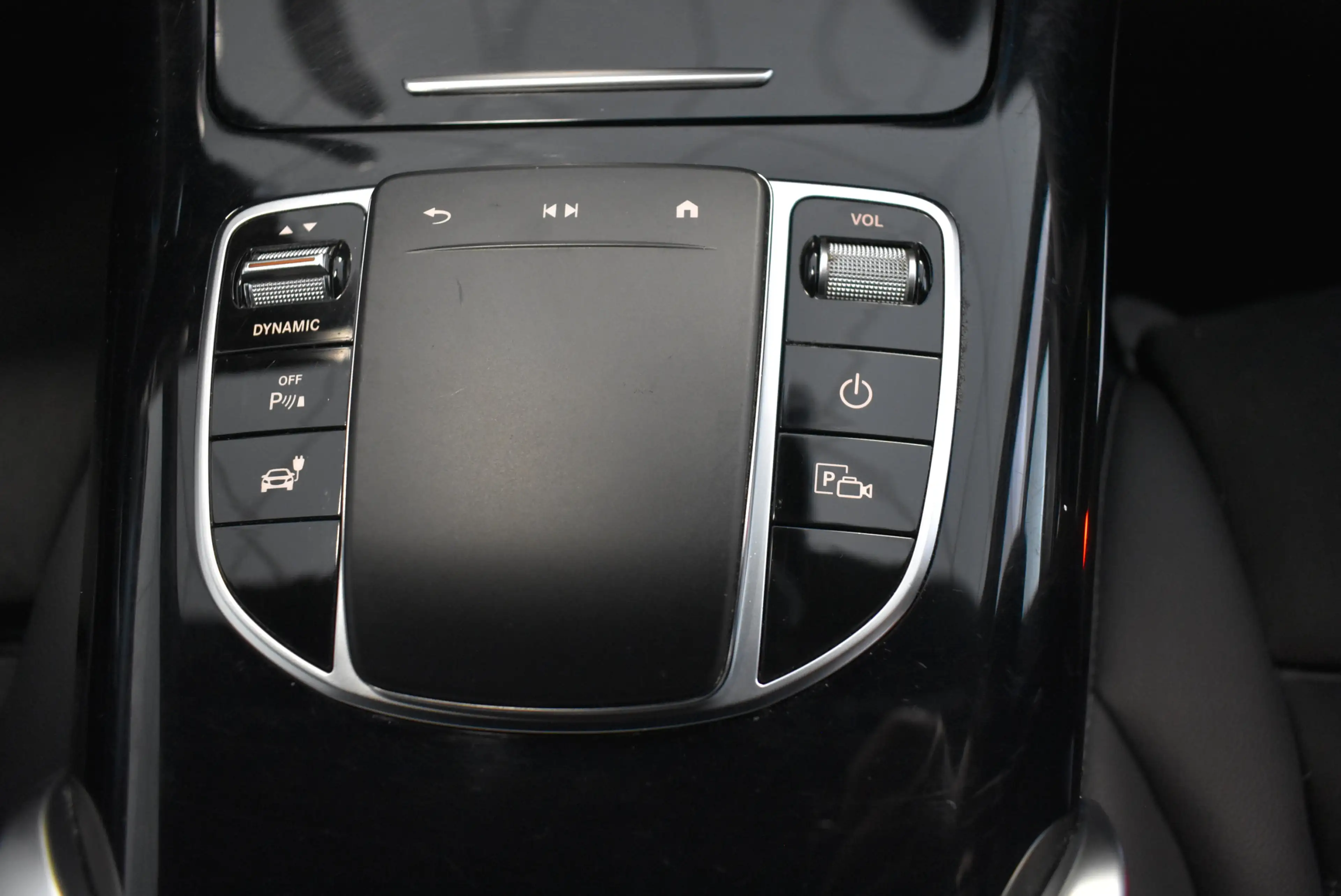 Mercedes-Benz EQC 400 — photo 12