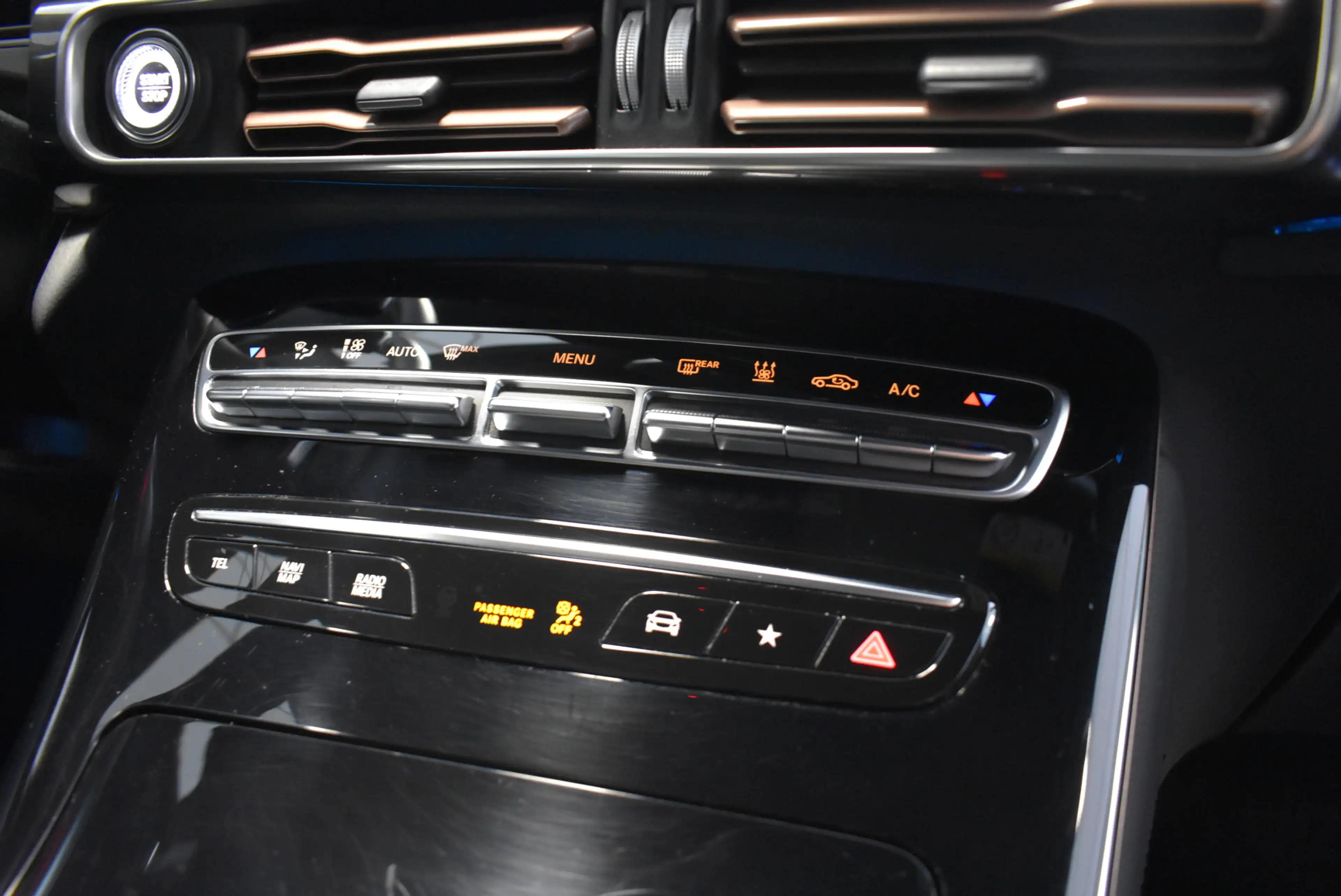 Mercedes-Benz EQC 400 — photo 11
