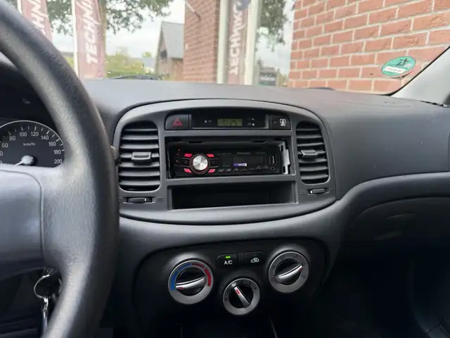 Hyundai Accent view 14