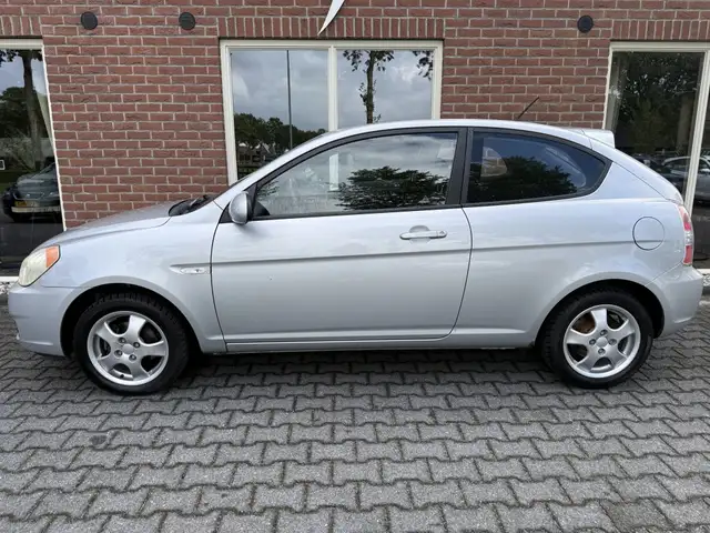 Hyundai Accent view 2