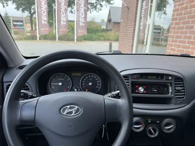 Hyundai Accent view 7