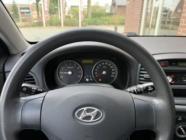 Hyundai Accent view 8
