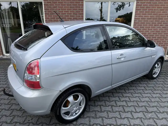 Hyundai Accent view 23
