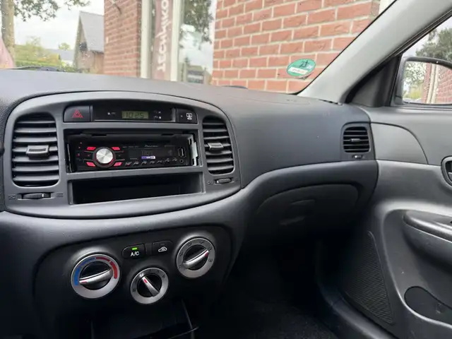 Hyundai Accent view 15