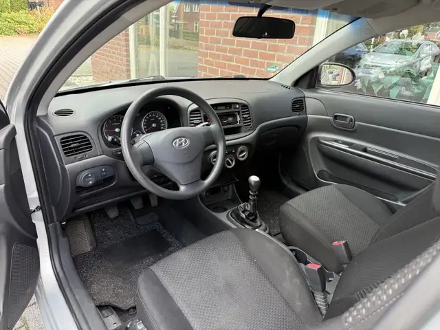 Hyundai Accent view 3