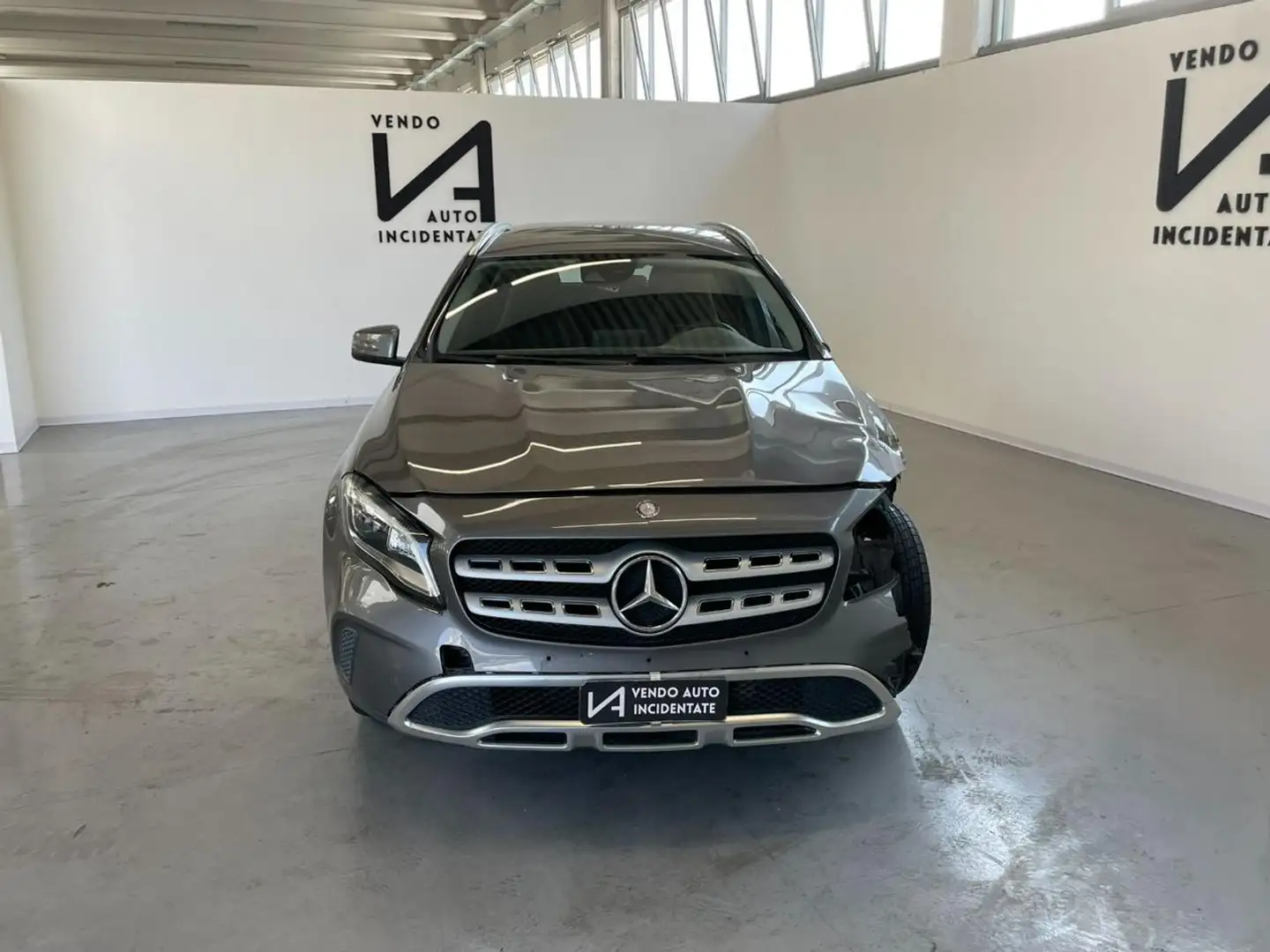 Mercedes-Benz GLA 180 D 109CV SPORT CAMBIO AUTOMATICO Grigio - 2