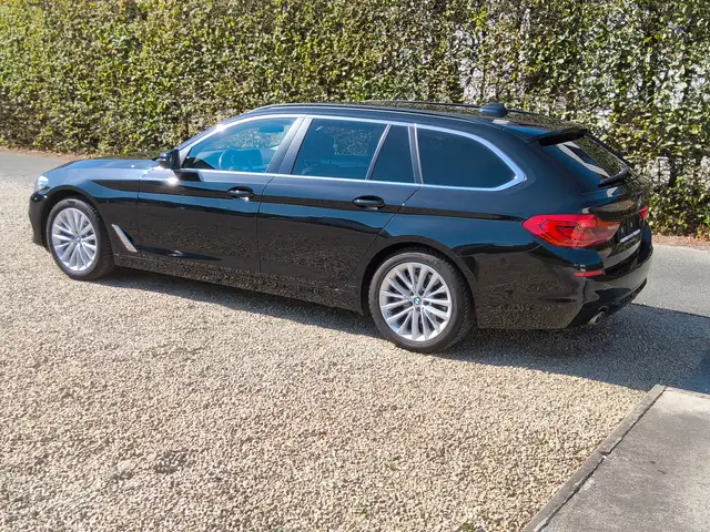 BMW 5 Series view 4