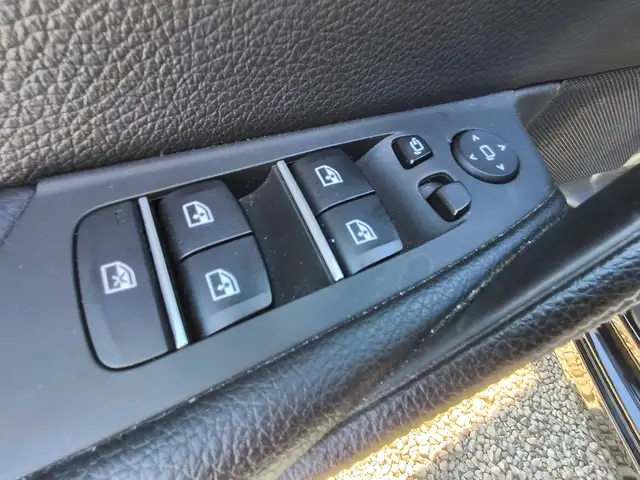 BMW 5 Series view 10