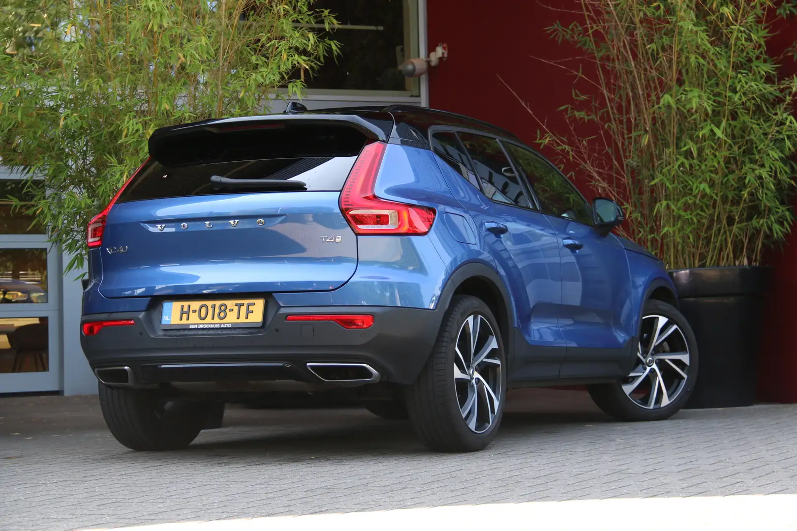 Volvo XC40 2.0 T4 R-Design | Panoramadak | Harman/Kardon | 36 Blauw - 2