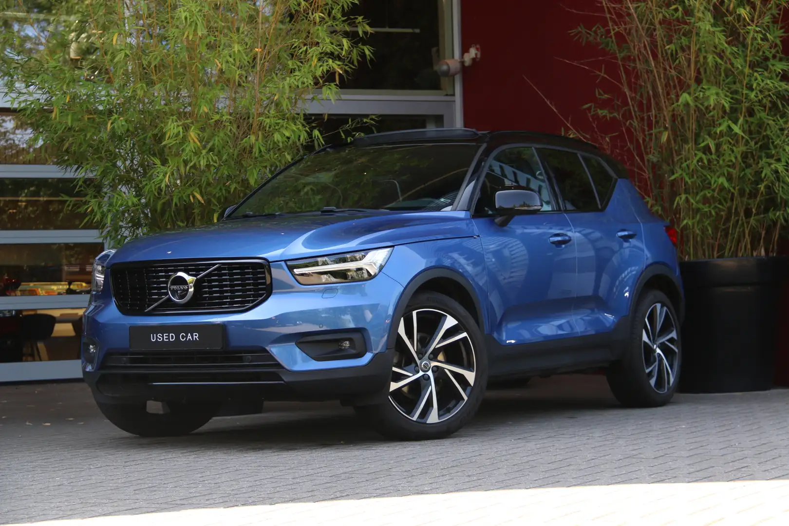 Volvo XC40 2.0 T4 R-Design | Panoramadak | Harman/Kardon | 36 Blauw - 1