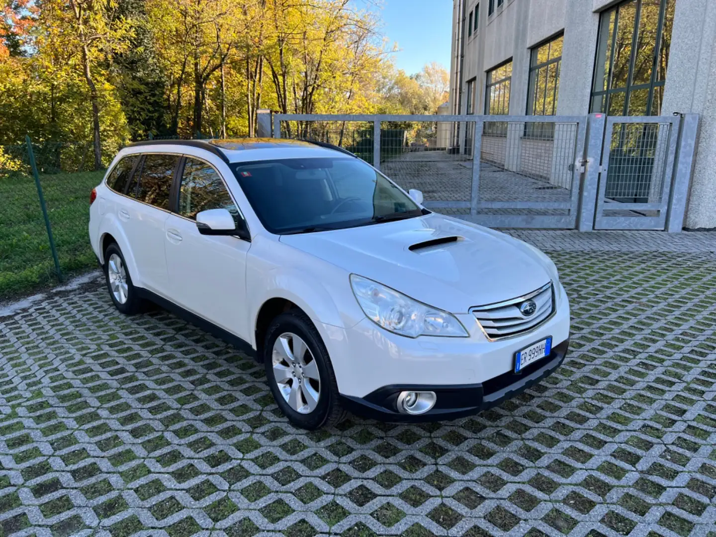 Subaru OUTBACK 2.0D Exclusive bijela - 1