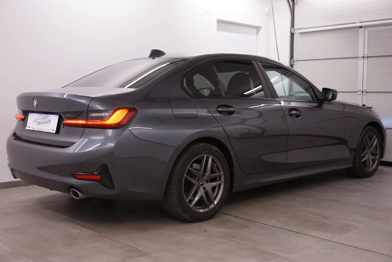 BMW 318 d Sport Limousine // Anhängervorrichtung // Gris - 2