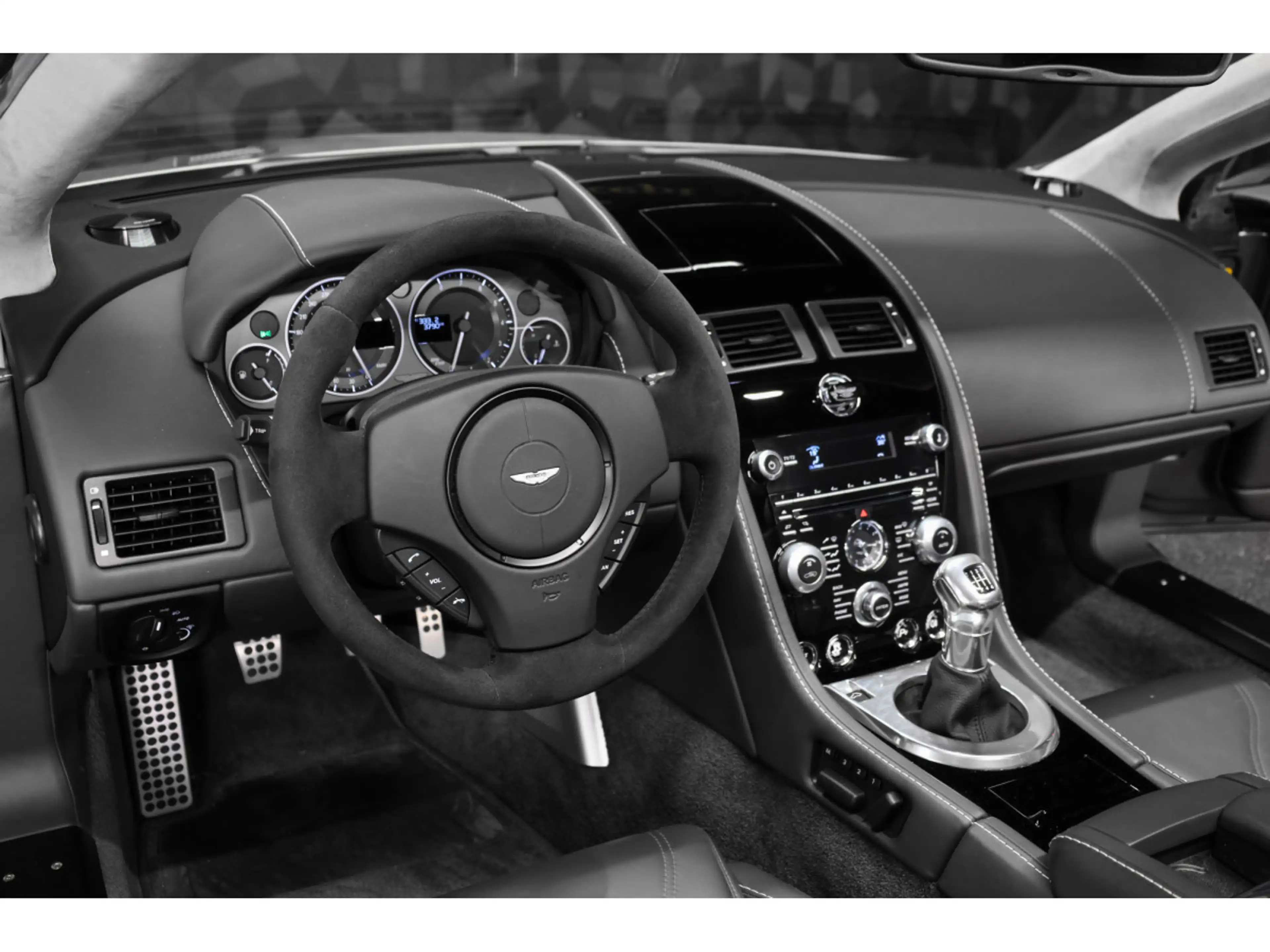 Aston Martin Vantage V12 Roadster / Boîte manuelle / 1 OF 101 — photo 8