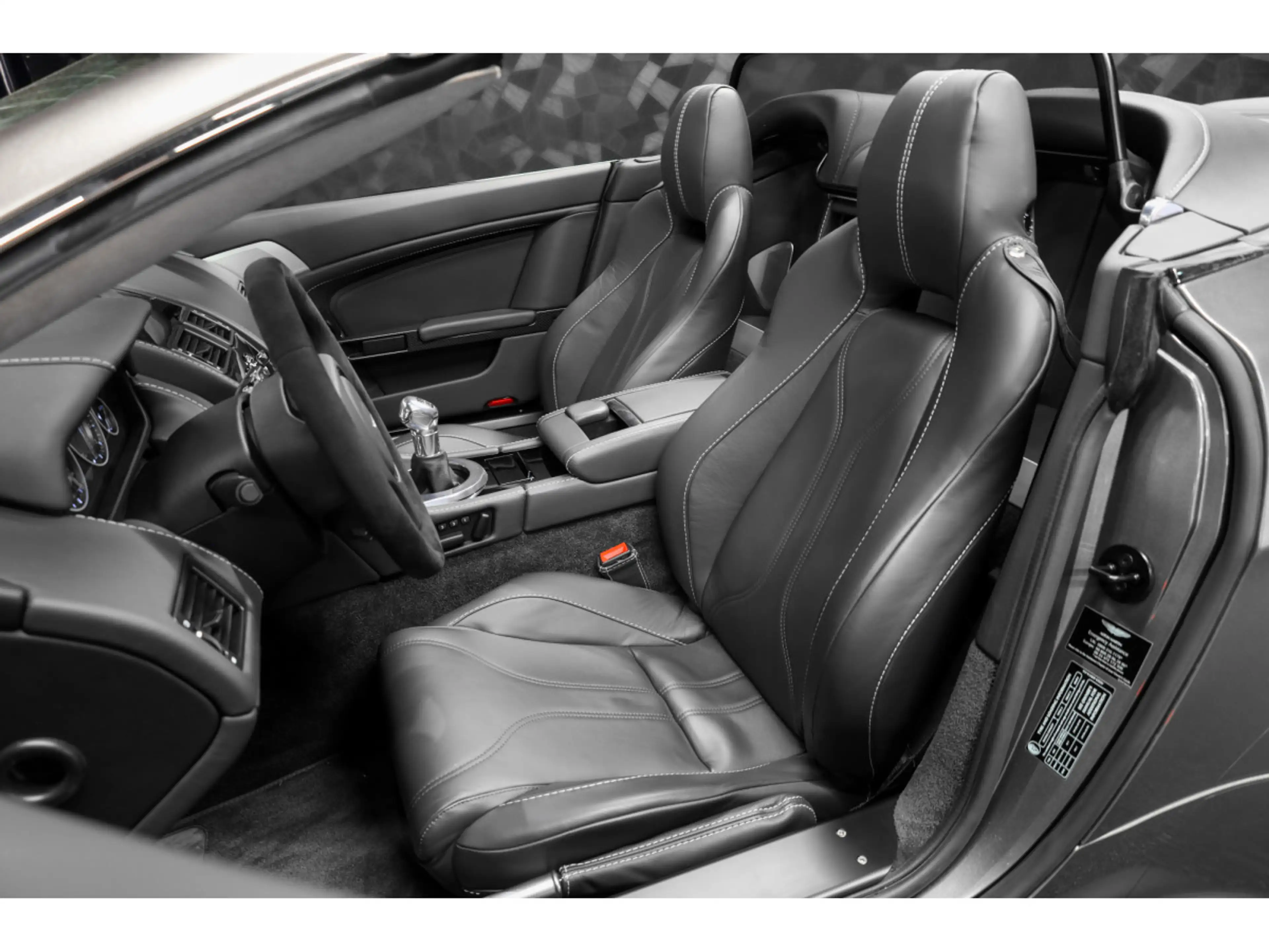 Aston Martin Vantage V12 Roadster / Boîte manuelle / 1 OF 101 — photo 9
