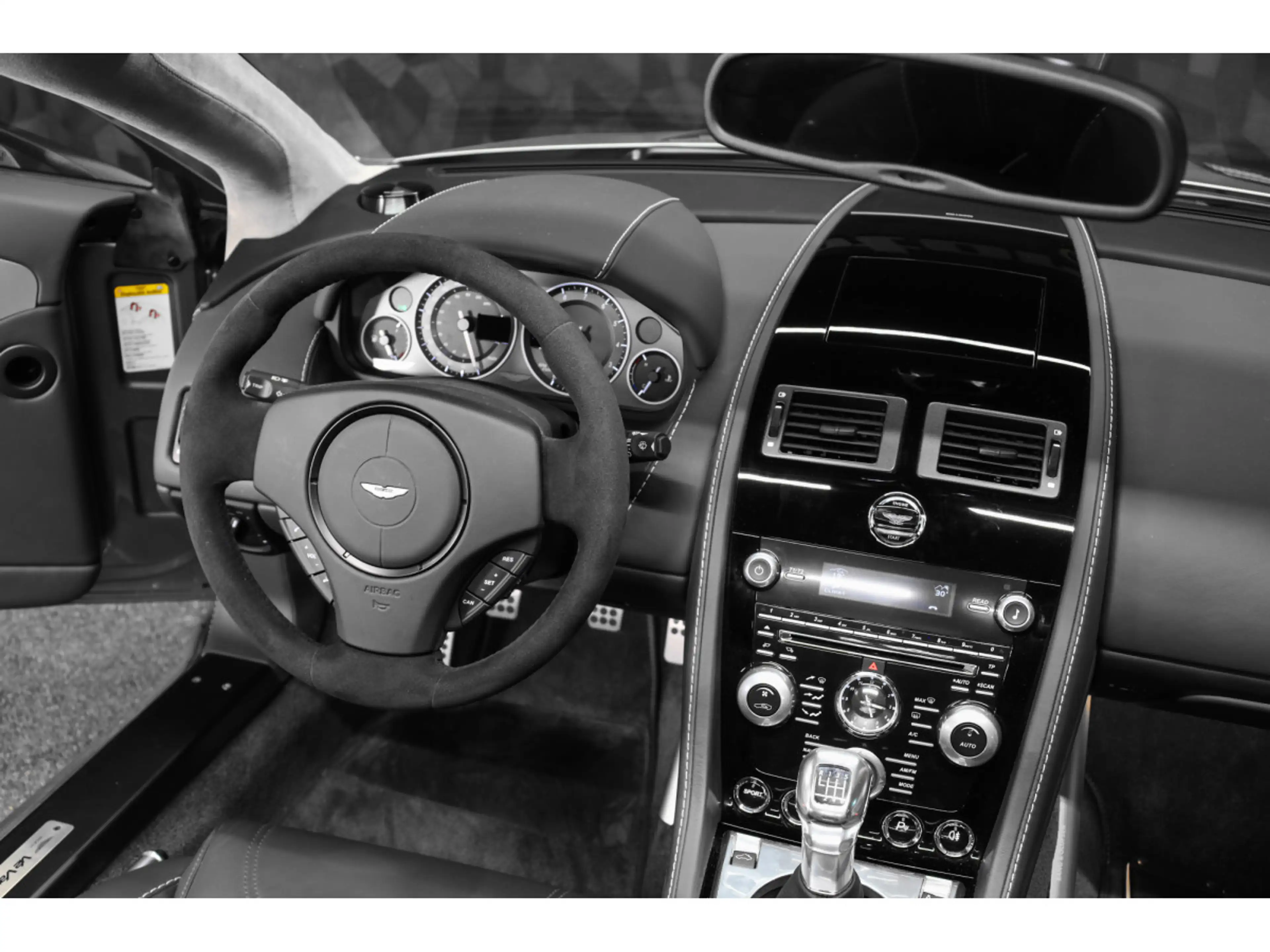 Aston Martin Vantage V12 Roadster / Boîte manuelle / 1 OF 101 — photo 14