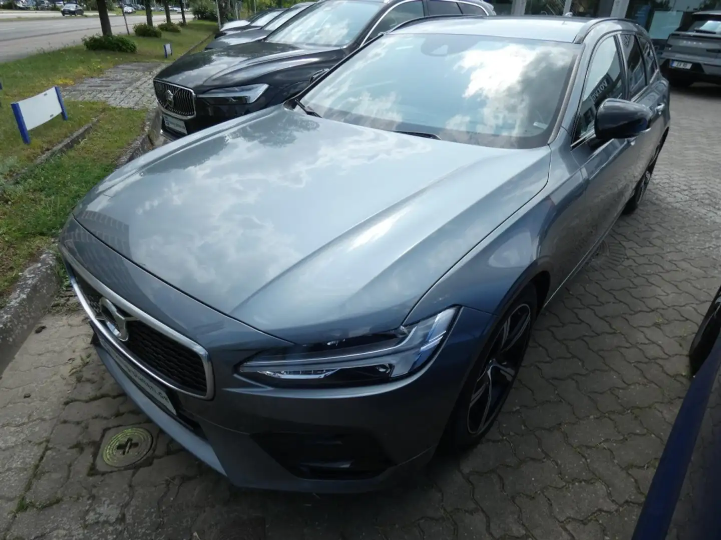 Volvo V90 D4 R Design (EURO 6d-TEMP)(DPF) Klima Navi Leder Grau - 2