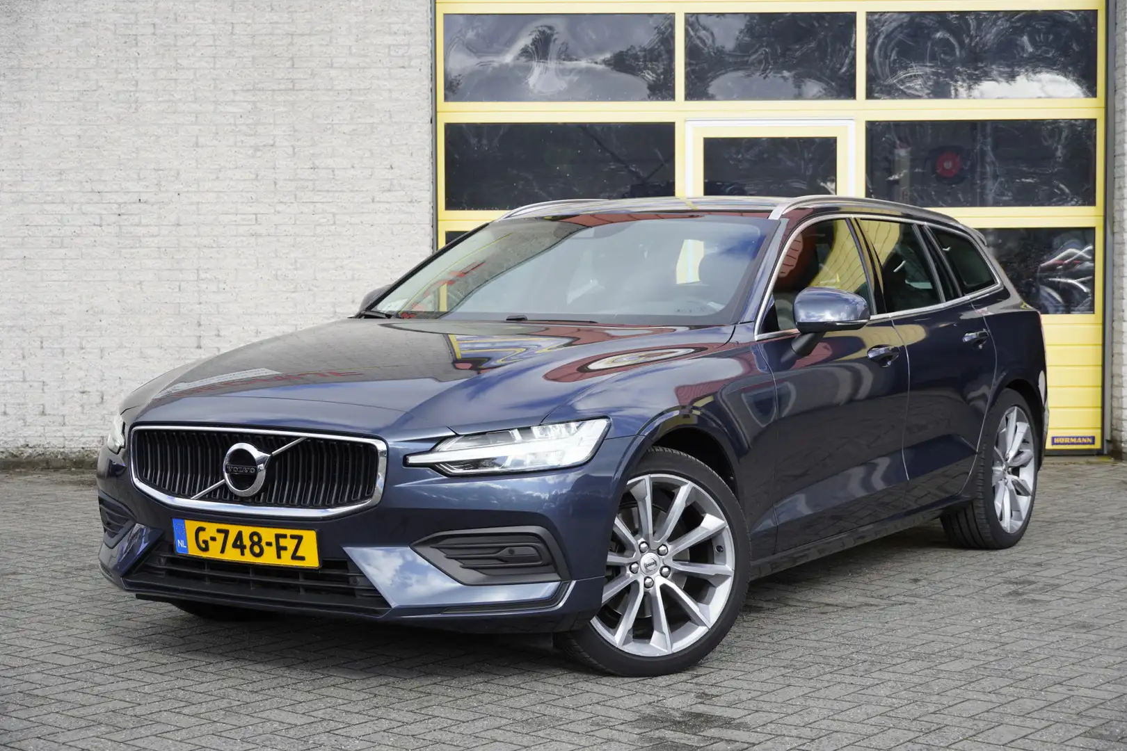 Volvo V60 2.0 T4 191PK! Automaat Momentum Pro BJ2019 Lmv 19" Blauw - 1
