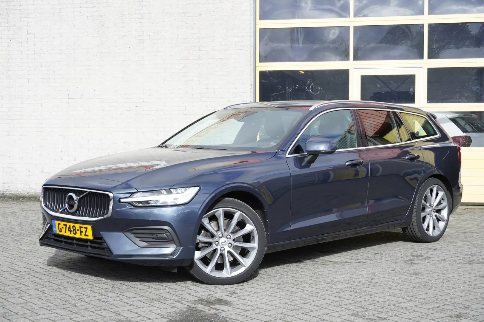Volvo V60 2.0 T4 191PK! Automaat Momentum Pro BJ2019 Lmv 19" Blauw - 2