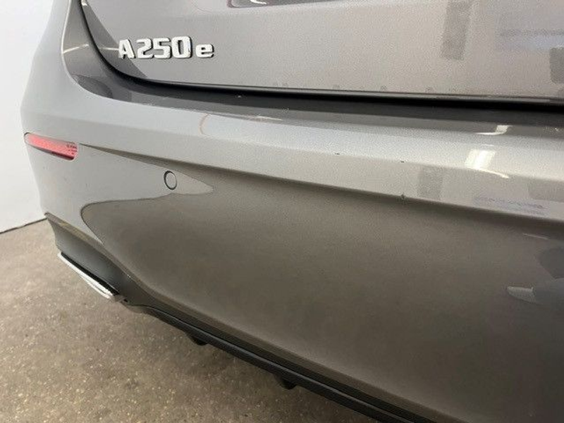 Mercedes-Benz A 250 e AMG-Line Panorama Distronic Keyless Go — photo 11