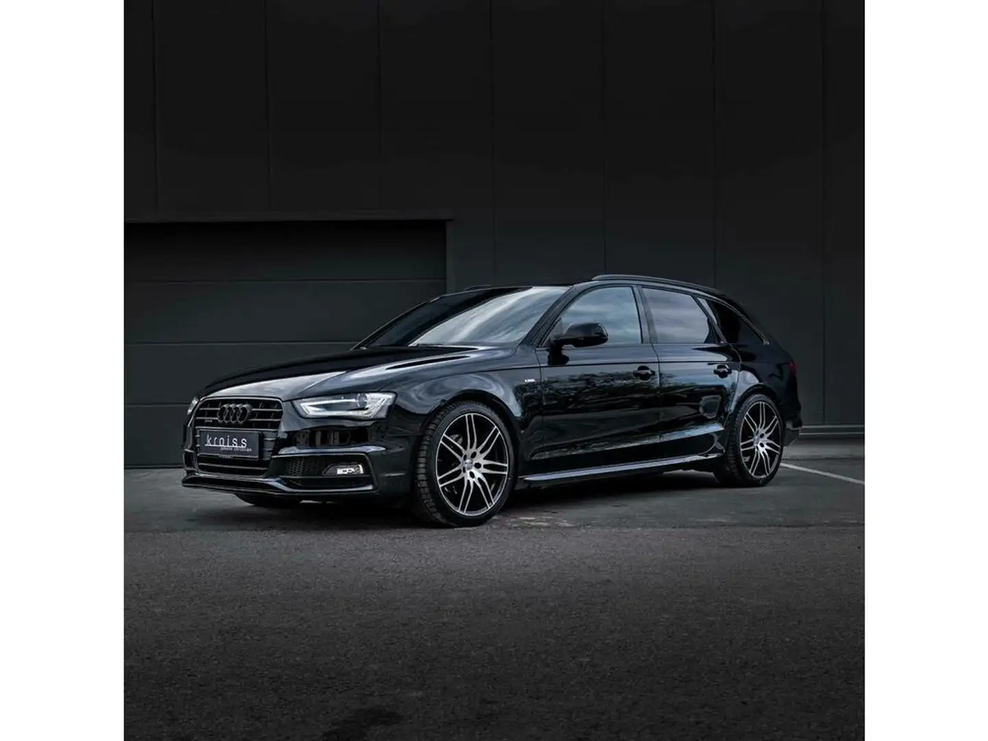 Audi A4 Basis Schwarz - 1