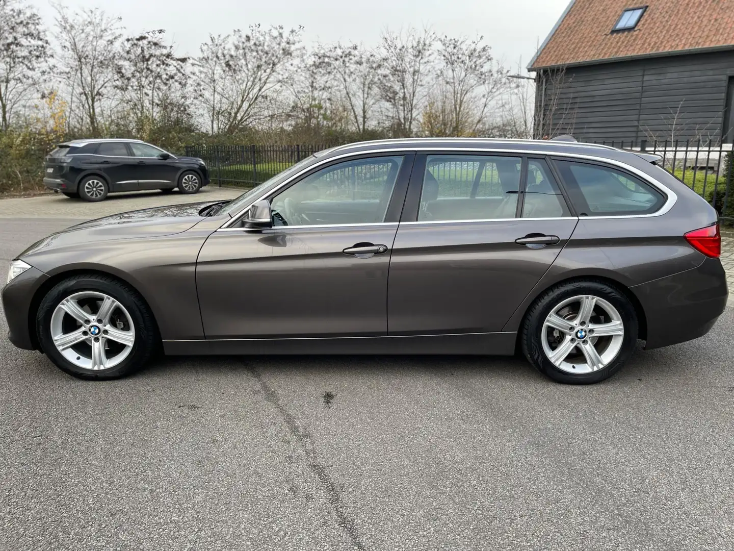 BMW 320 3-serie Touring 320i i/184pk High-Executive Automa Brun - 2