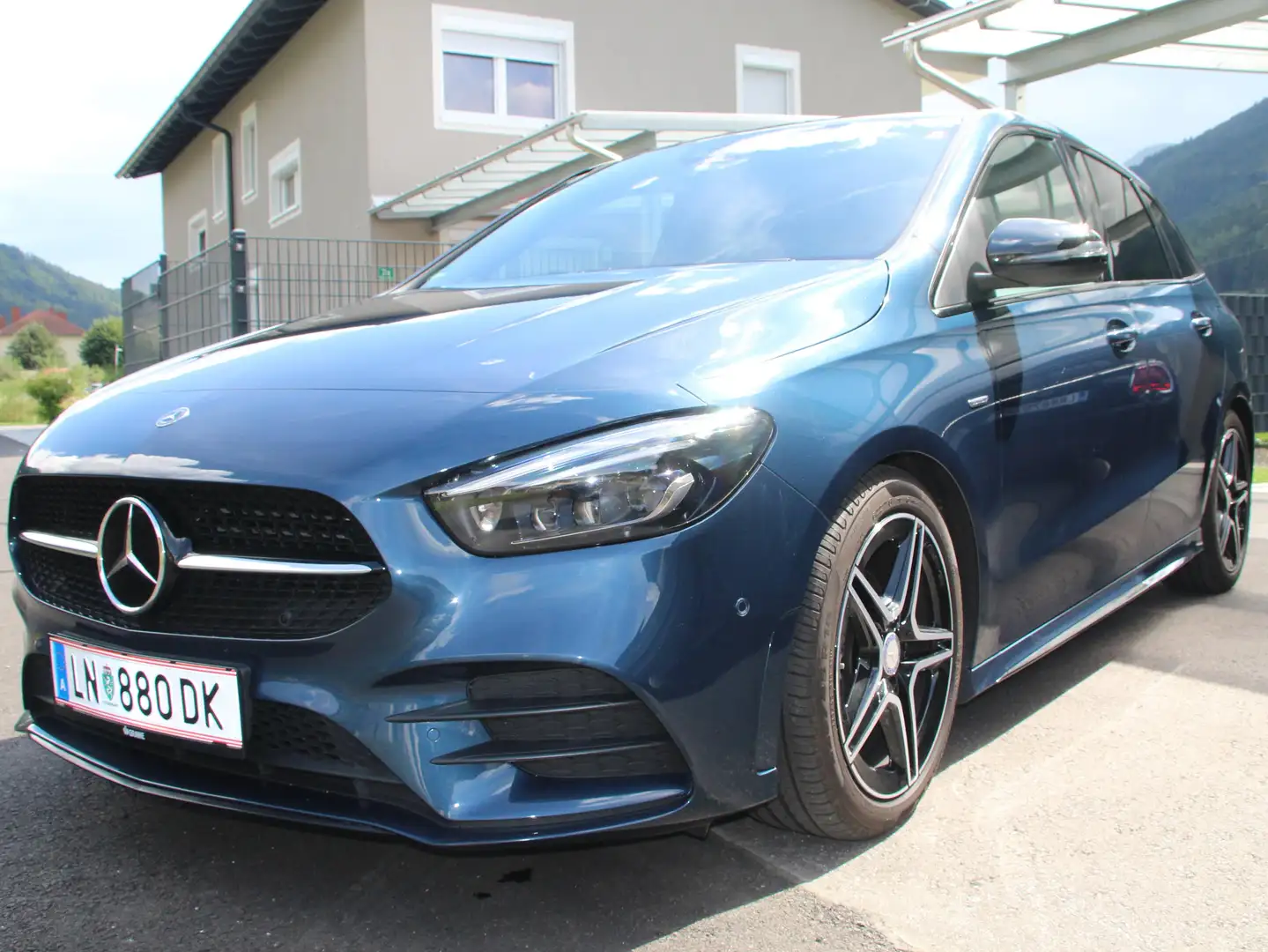 Mercedes-Benz B 180 EDITION 2020 AMG Line Blau - 1