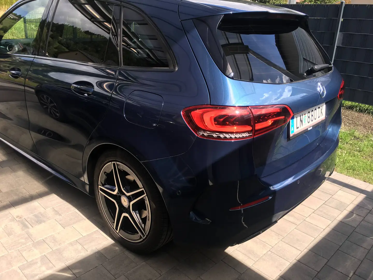 Mercedes-Benz B 180 EDITION 2020 AMG Line Blau - 2