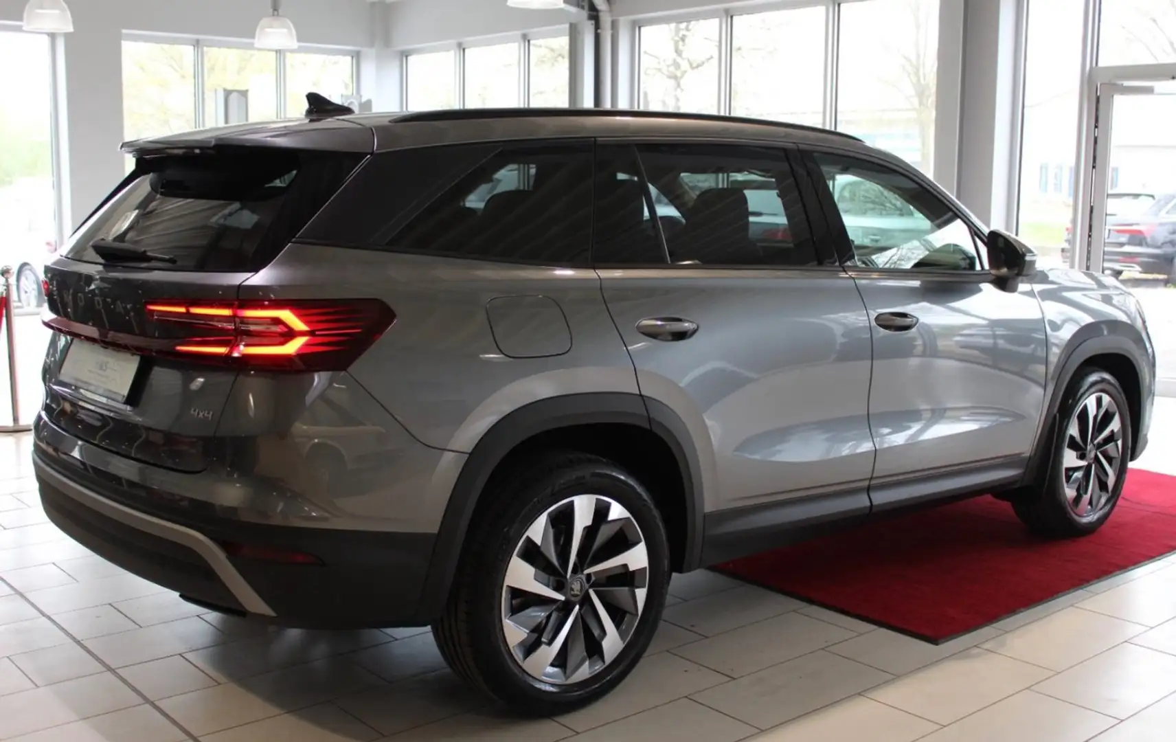 Skoda Kodiaq 2.0 TDI 4x4 Sportline Grau - 2