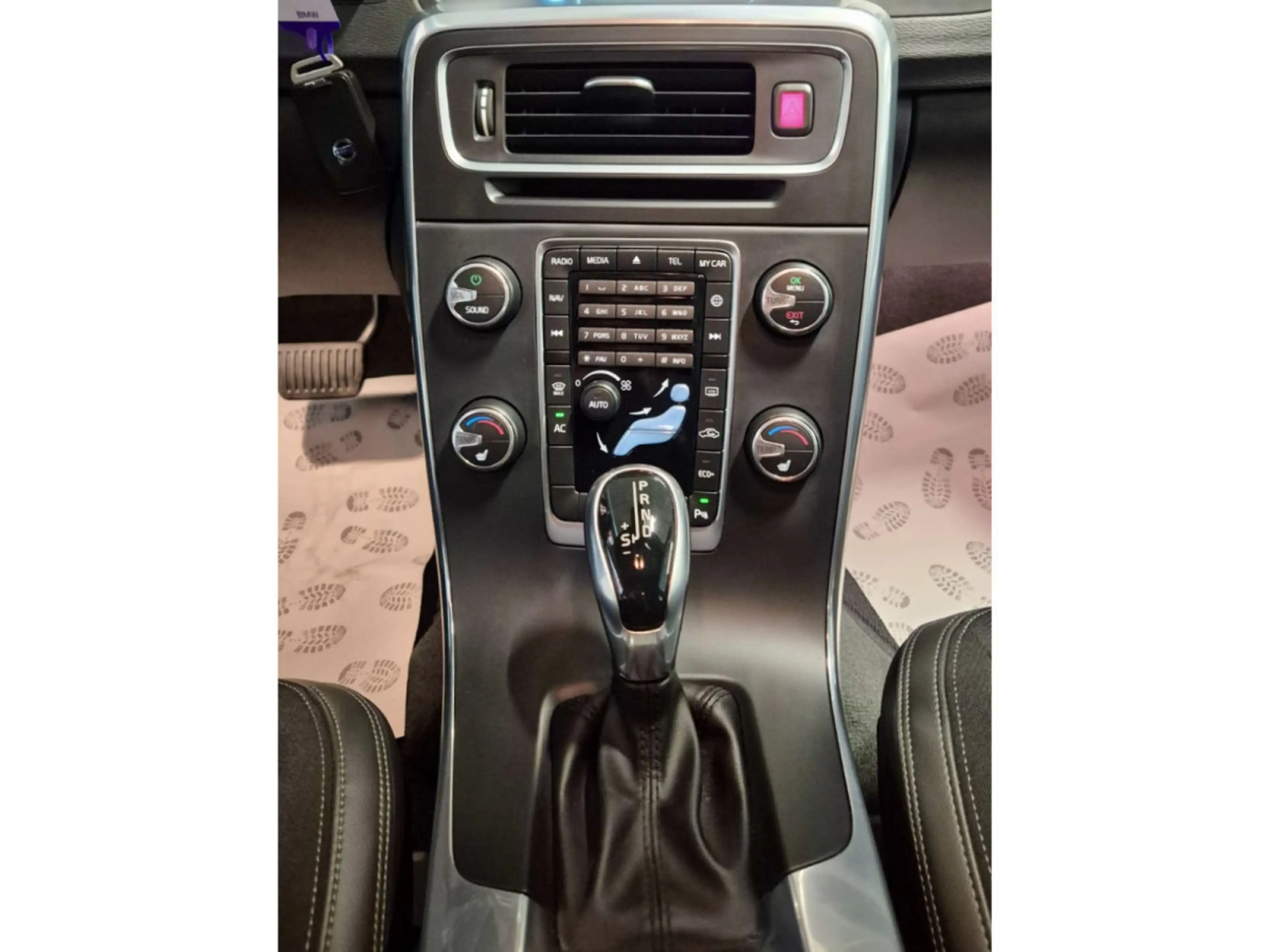 Volvo V60 Cross Country D3 GEARTRONIC CUIR NAVI — photo 7
