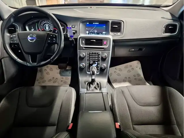 Volvo V60 Cross Country view 6