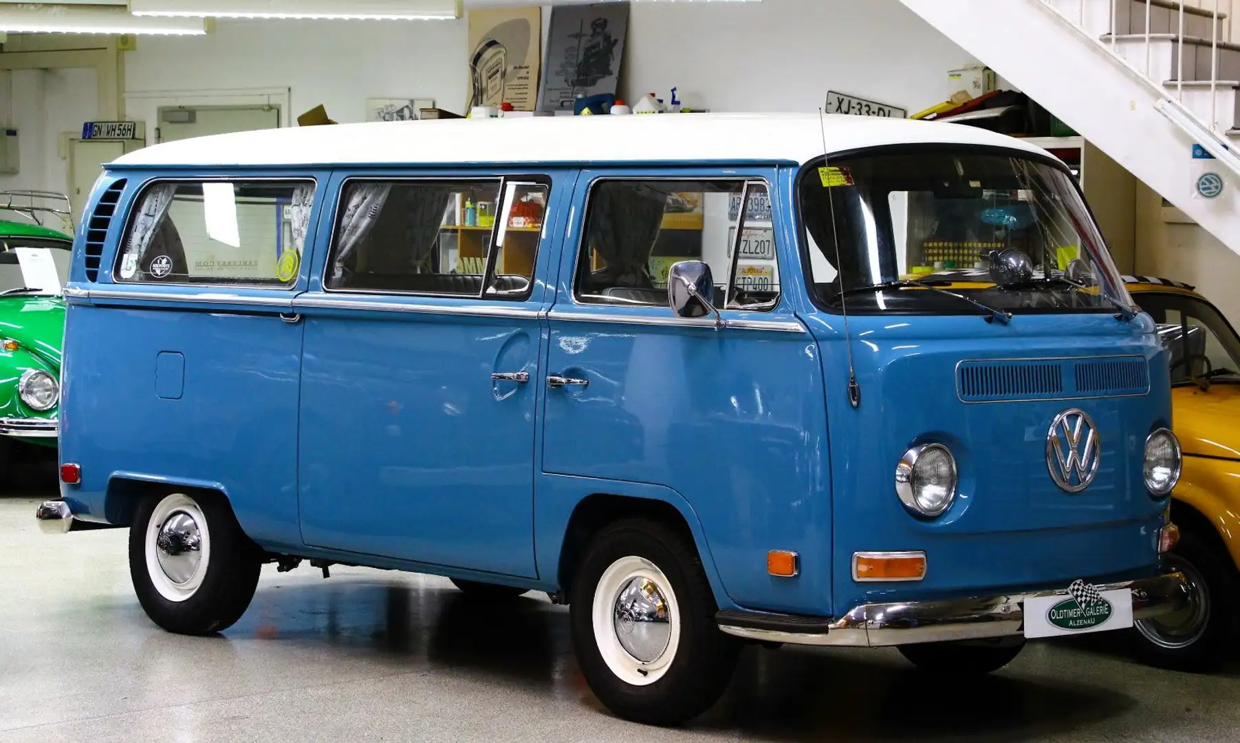 Volkswagen T2 a Deluxe Campervan Синій - 1