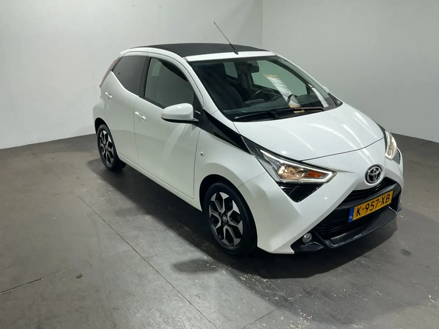 Toyota Aygo 1.0 VVT-i x-joy cabrio | CLIMA | APPLE CARPLAY | Wit - 2