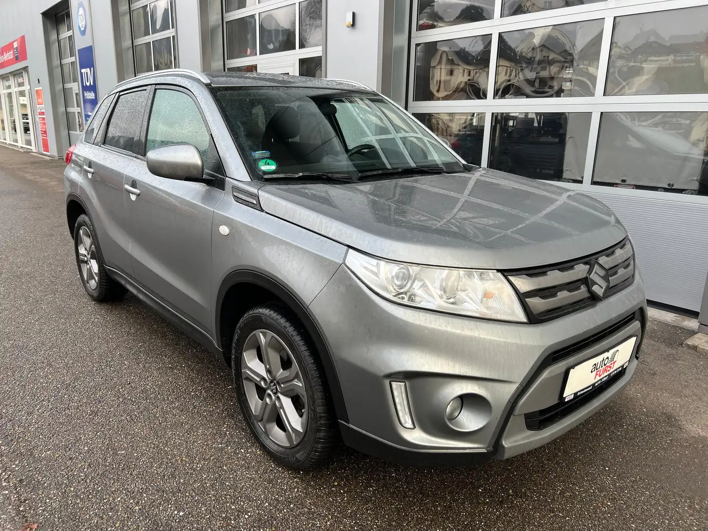 Suzuki Vitara 1.6  Comfort 4x4 AHK SHZ KAMERA Grau - 1