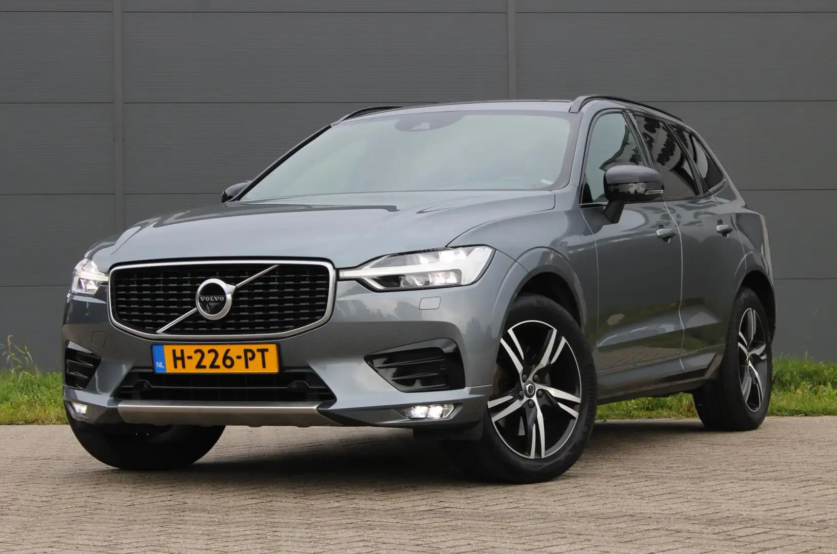 Volvo XC60 2.0 B5 AWD R-Design HarmanKardon Trekhaak 360CAM L Grijs - 2